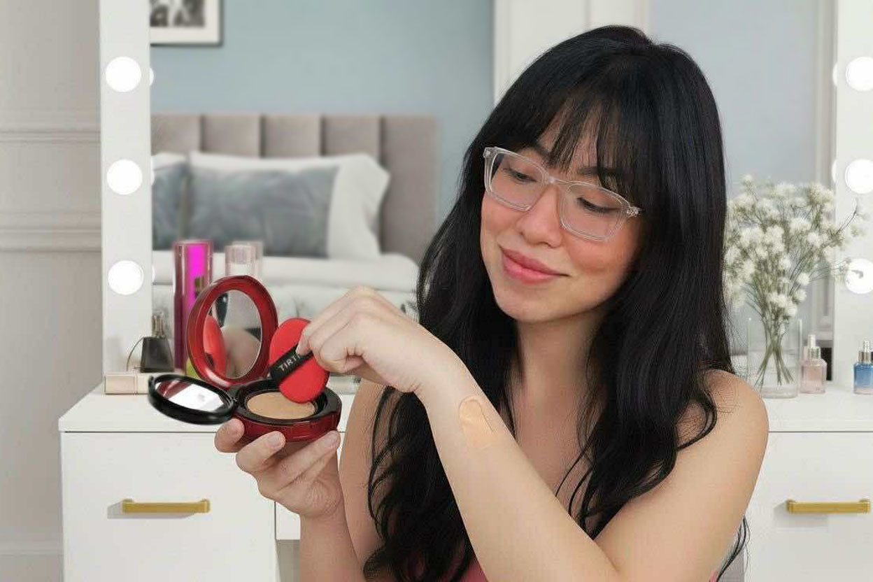 Angela Ricardo, a half korean half filipina mom is showing her swatch of the Tirtir Mask Fit Red Cusion product.