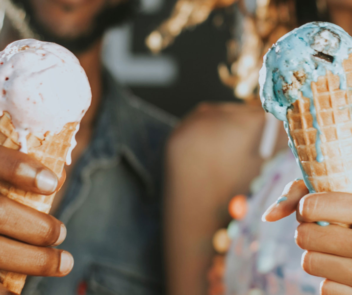 испанское мороженое. человек продает мороженое. дети едят мороженое. шутки про мороженку. человек ест мороженое.