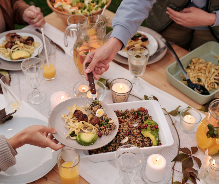 7 Simple Steps to Throw the Perfect Family Get-Together