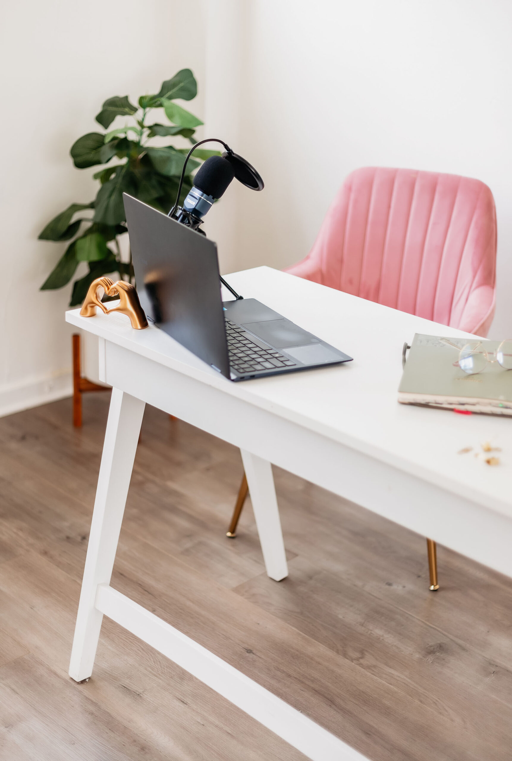 social media, marketing, blogging, blogger, office, work, home office, desk, notes, content, marketing, organizing, planning, planner, journal, business, small business, small biz, trends
